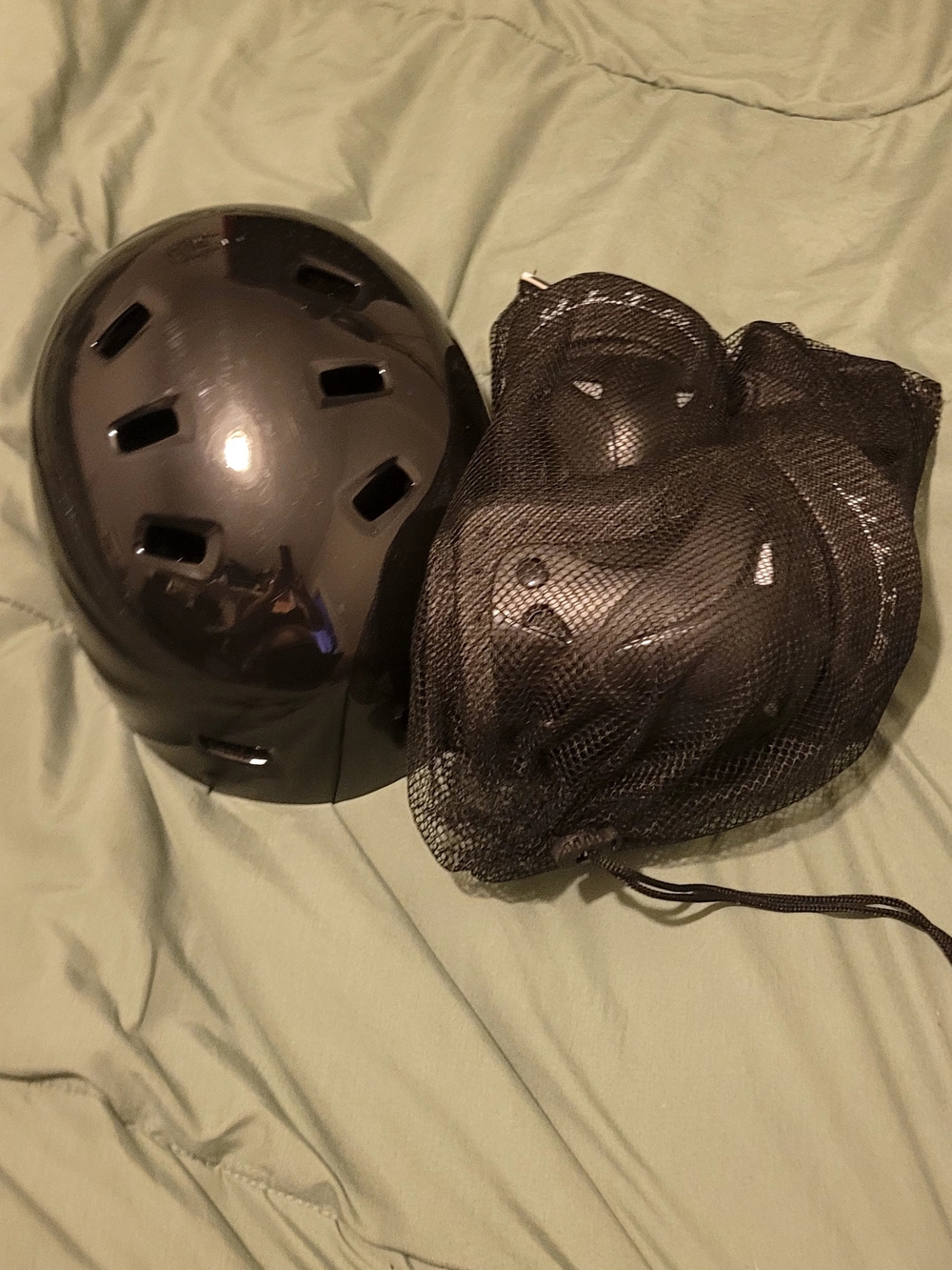 Helmet and New Protective Pads Set (Knee And Wrist Pads) Skateboard, Bike Inline